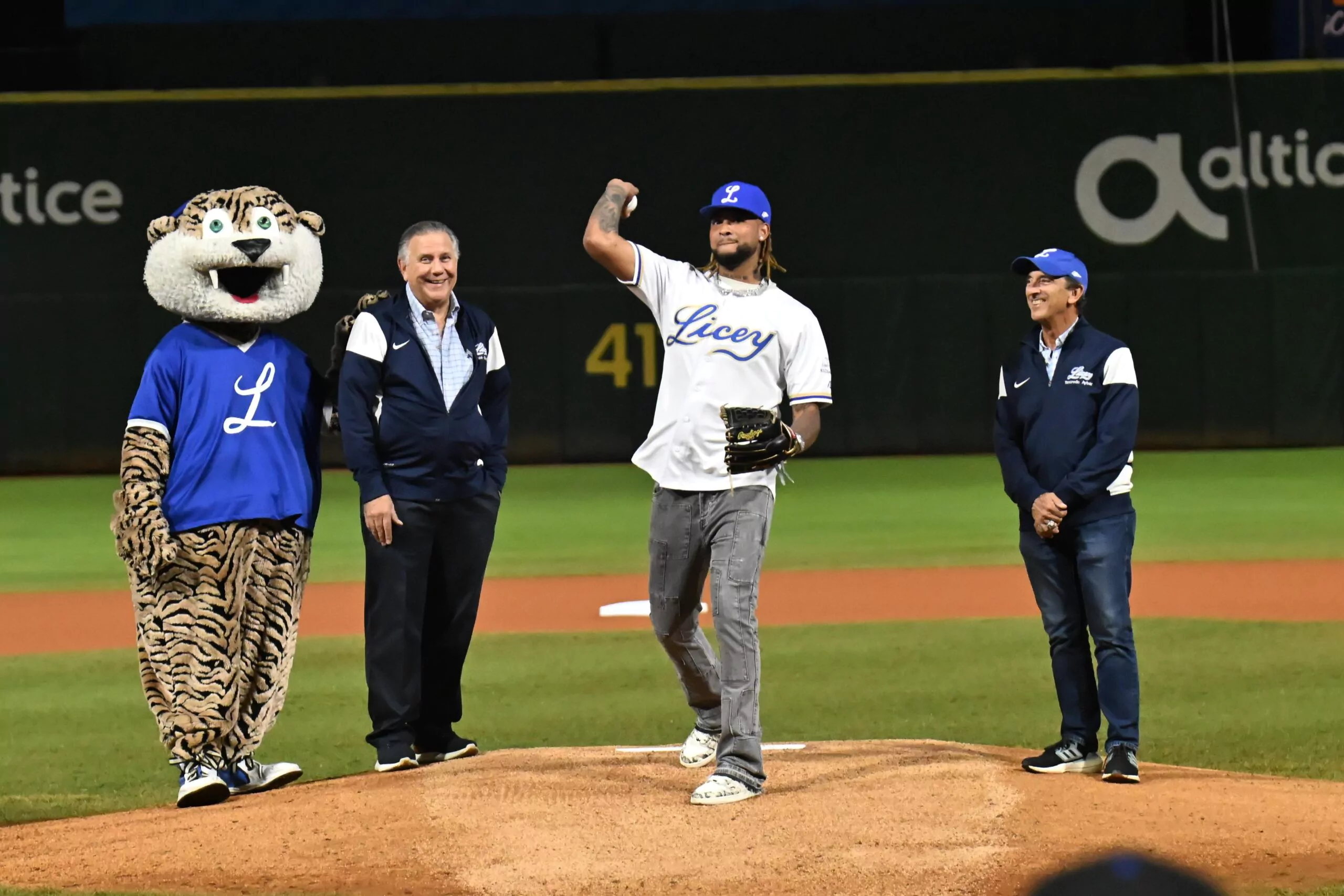 Licey reconoce a Luis Gil y lanza primera bola