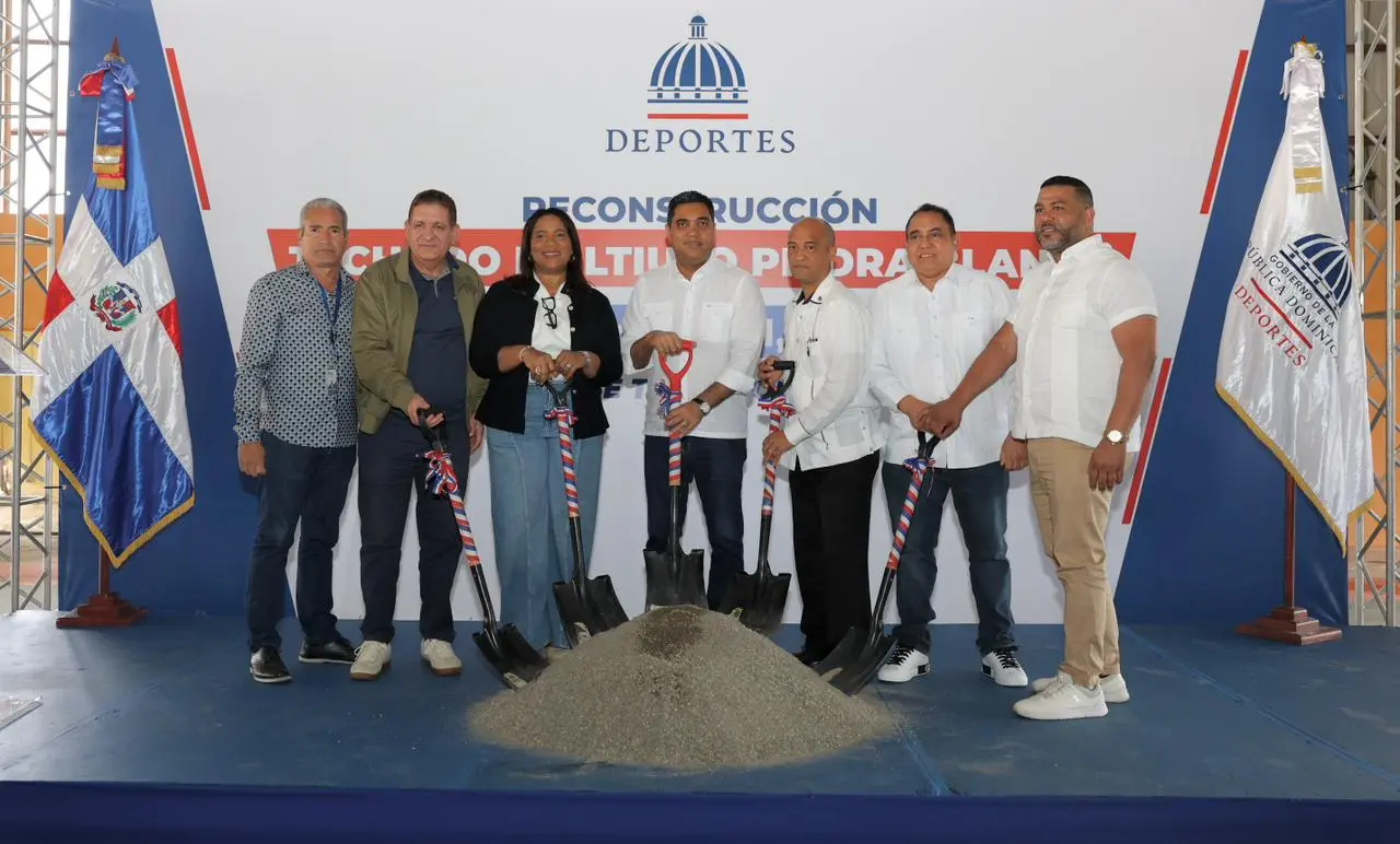 Kelvin Cruz inicia reparación del Multiuso de Piedra Blanca