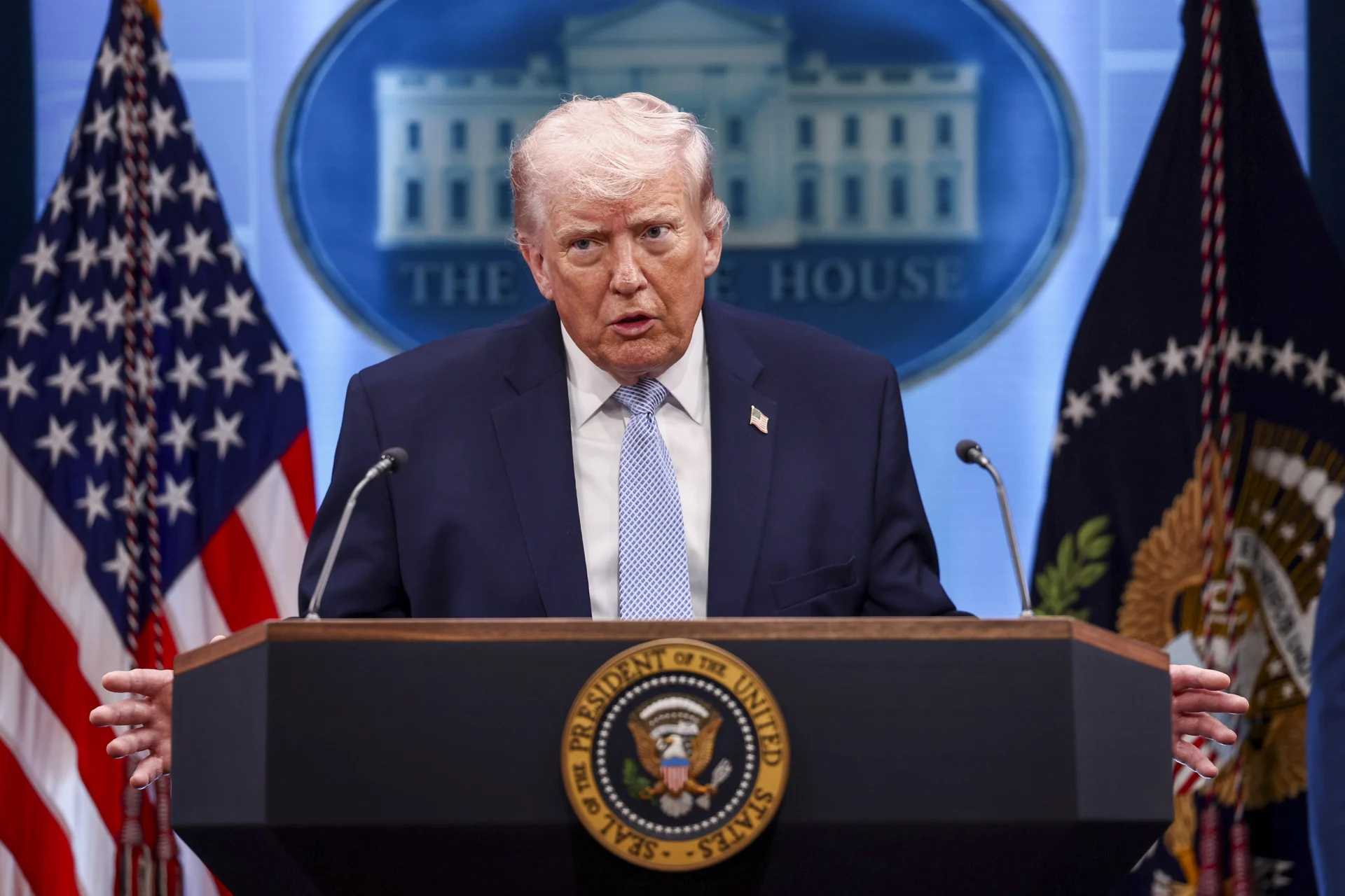Trump advierte que Irán enfrentará consecuencias por retrasar negociación de acuerdo