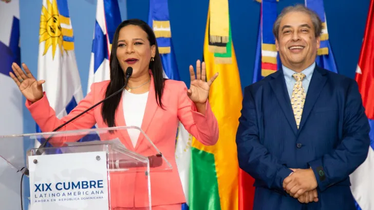 Colombia Alc&aacute;ntara recibe el premio "L&iacute;der de opini&oacute;n p&uacute;blica" en la XlX Cumbre Latinoamericana