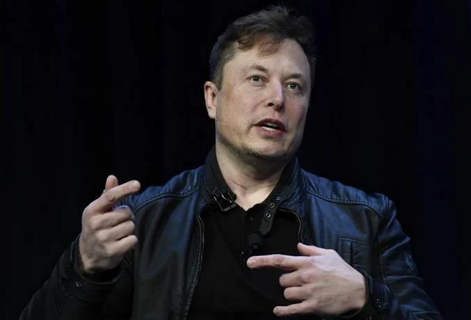 Tesla entrega su primer cami&oacute;n el&eacute;ctrico con Elon Musk al volante