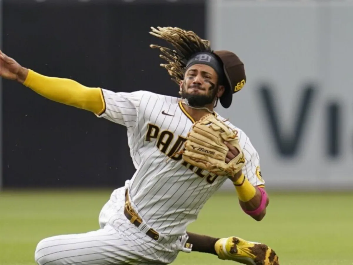 Fernando Tatis Jr anota increíble tiro a 100 millas para eliminar corredor