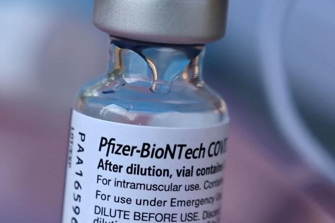 Reino Unido autoriza nueva vacuna anticovid de Pfizer contra variante &oacute;micron
