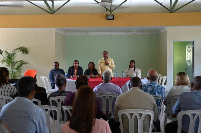 Sen&eacute;n Caba denuncia lo amenazan con darle una &ldquo;camisa de palo&rdquo; por su lucha contra las ARS y AFP