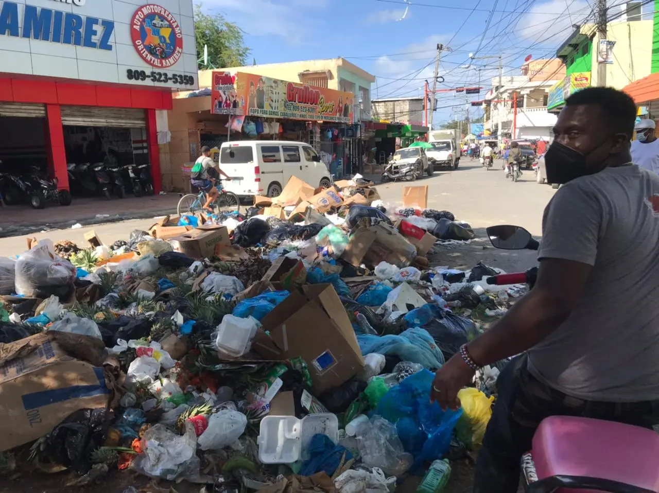 Habitantes de Andr&eacute;s Boca Chica demandan recogida de basura