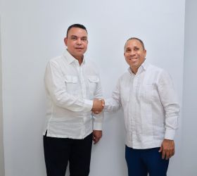 Doctor Julio Landrón juramenta a Alfonzo Herasme como director del Servicio Regional de Salud Enriquillo