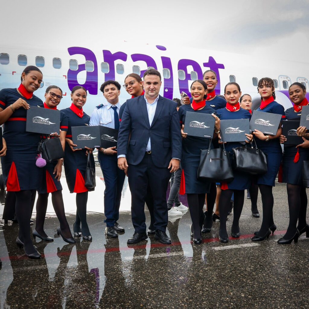 Academia grad&uacute;a en pleno vuelo 150 azafatas y agentes de aerol&iacute;nea en el AILA