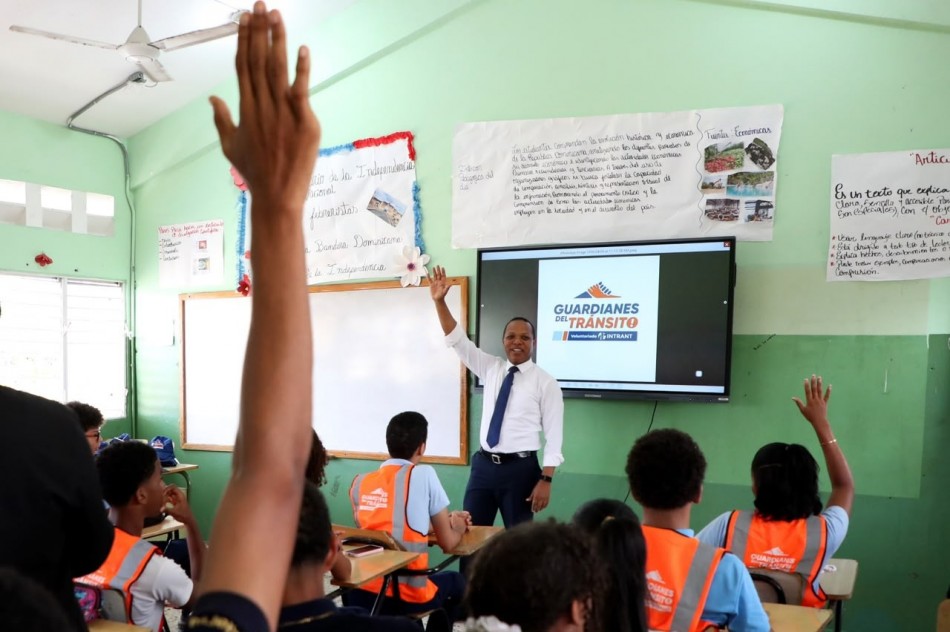 Milton Morrison imparte clases de educaci&oacute;n vial a estudiantes de 6to de bachillerato