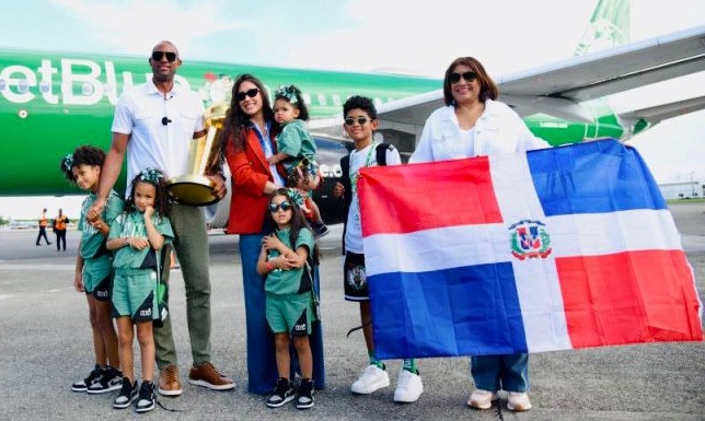 Al Holford, Amelia Vega y sus hijos llegan a RD