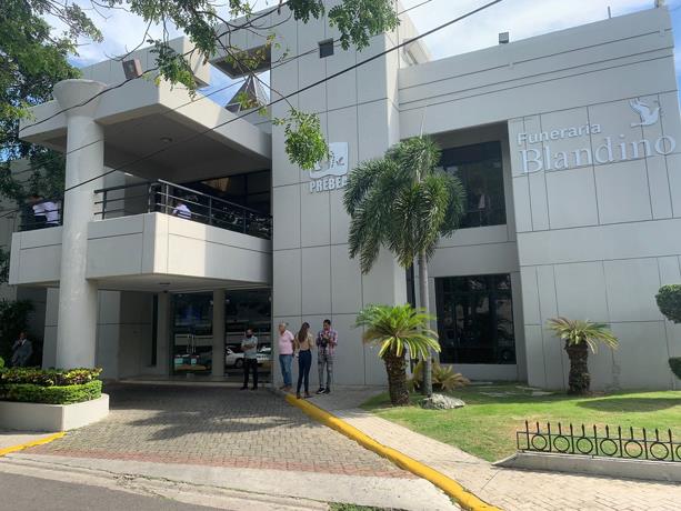 Familiares y allegados de Basilio Guzm&aacute;n acuden a velatorio en Santiago