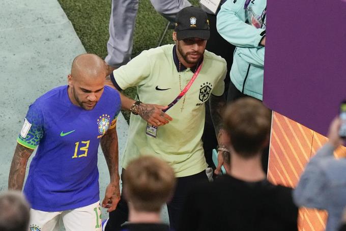 Neymar entrena antes del partido de Brasil en los octavos de final del Mundial