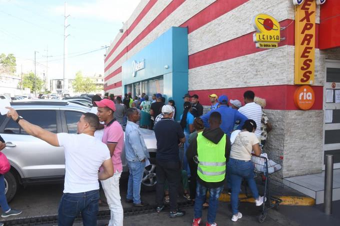 Marbete: Conductores forman largas filas a pocas horas de finalizar el proceso de renovaci&oacute;n