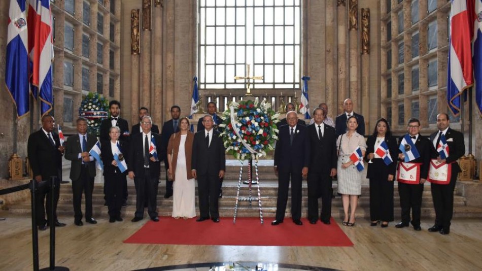 Instituto Duartiano vuelve a exigir retiro de los restos de Pedro Santana del Pante&oacute;n de la Patria