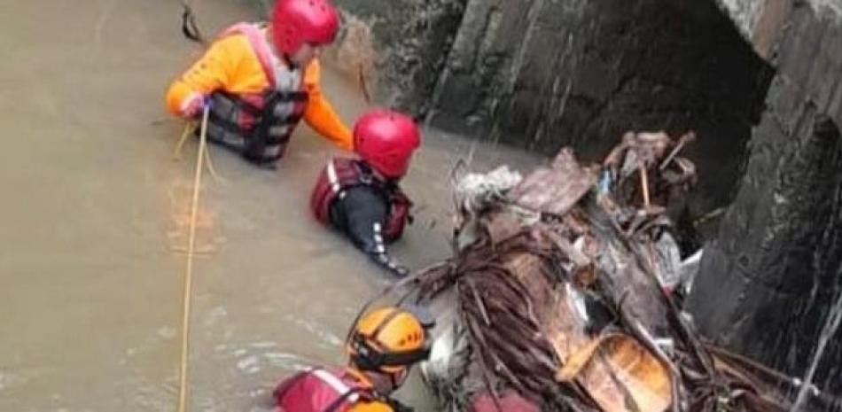 Defensa Civil traslada a 189 personas a lugares seguros; reanuda b&uacute;squeda en Guajim&iacute;a