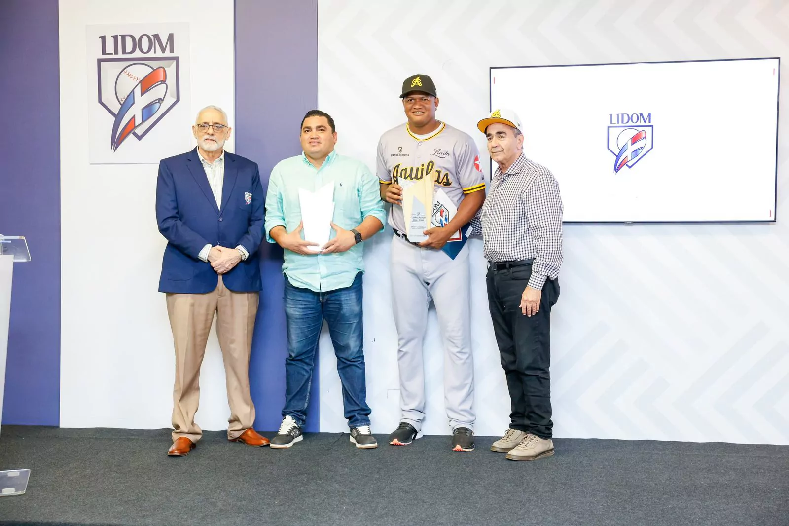 Enny Romero y &Aacute;ngel Ovalles, premiados por LIDOM