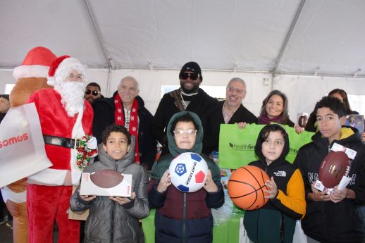 Big Papi y Ram&oacute;n Tallaj regalan juguetes a ni&ntilde;os en Navidad