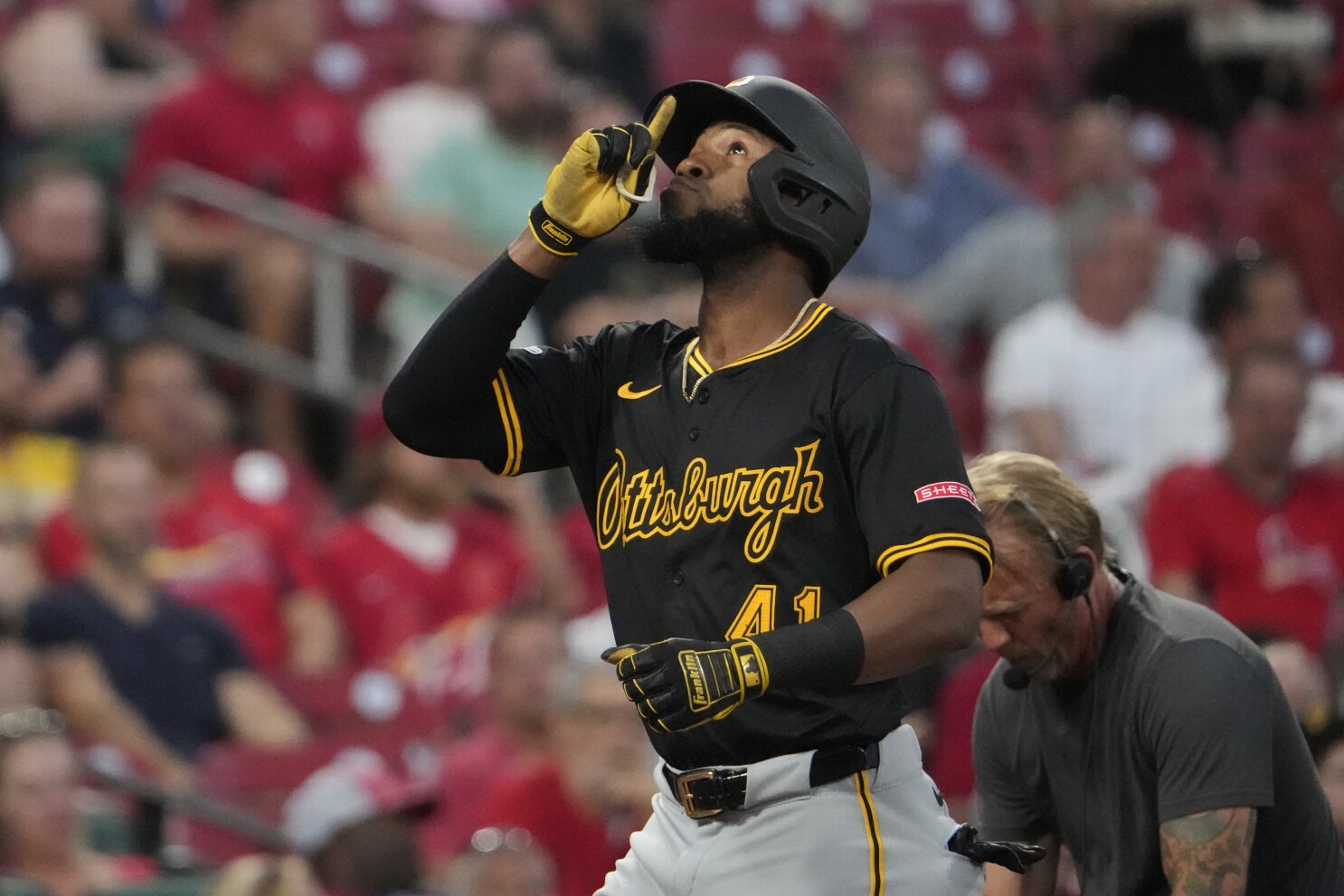 Dominicano Bryan De La Cruz firma por un a&ntilde;o con los Bravos