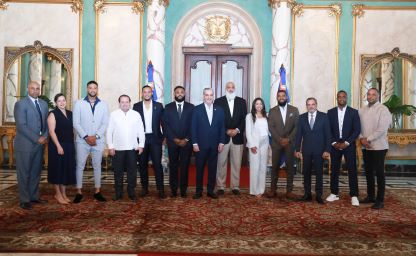 Luis Abinader recibe a los  miembros de la Asociaci&oacute;n de Peloteros de las GL