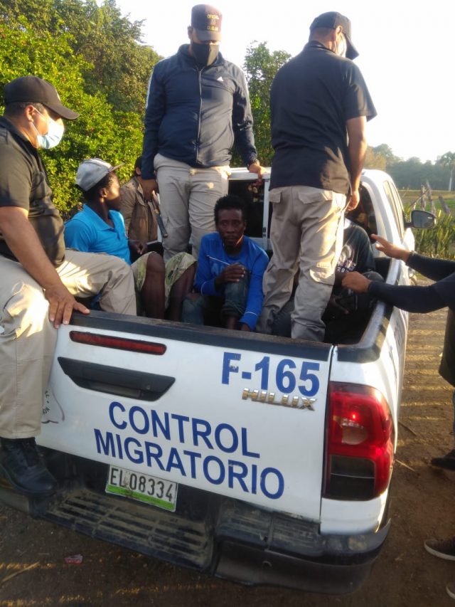 Miembros del ej&eacute;rcito detienen caravana de 82 indocumentados