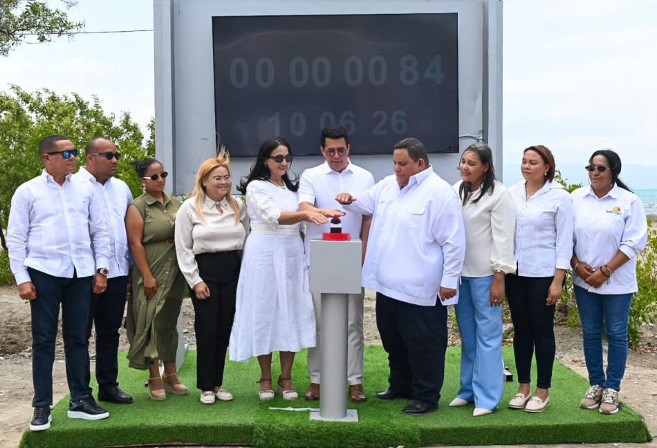 Ministro de Turismo entrega los trabajos de construcción de infraestructuras de servicios de la playa Monte Río