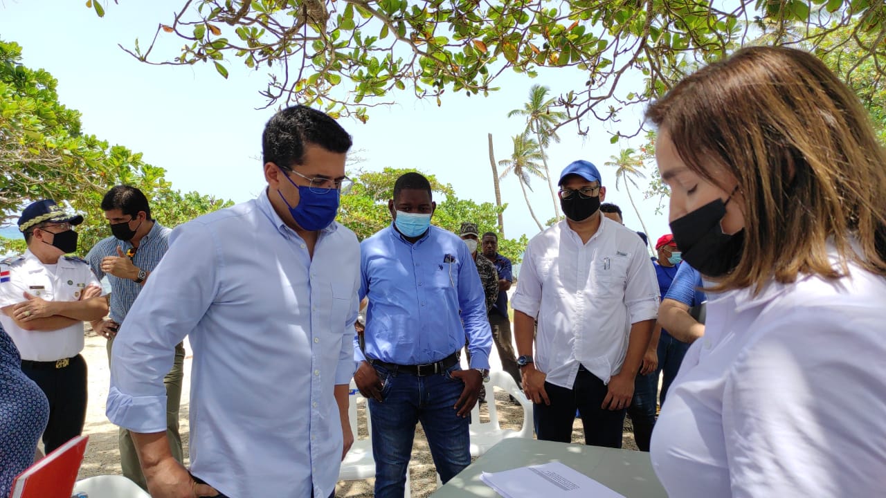 &ldquo;Deme un abrazo, a m&iacute; no d&eacute; la mano&rdquo; le dice comerciante de Guayacanes a David Collado 
