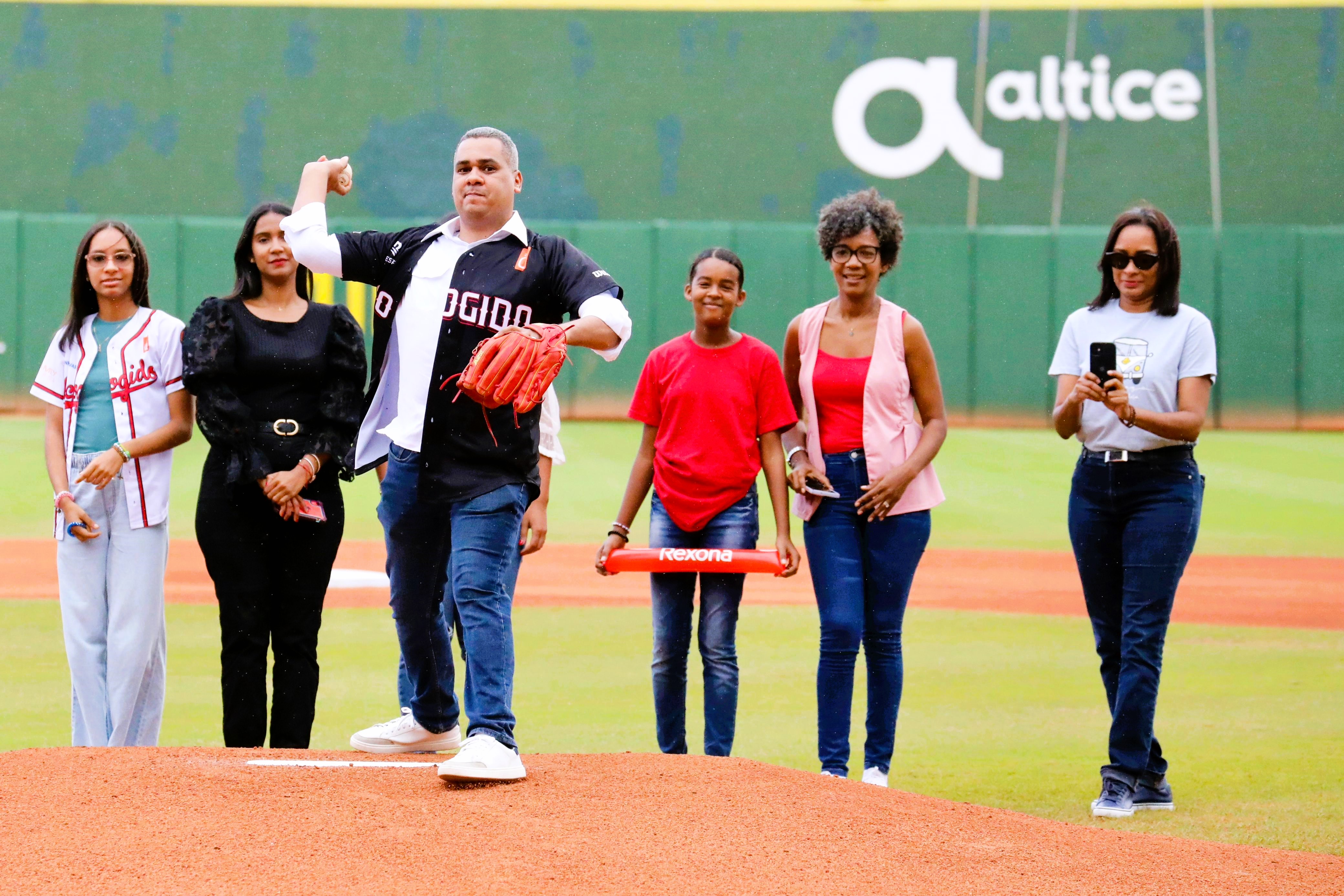 Erick Guzm&aacute;n, director del INPOSDOM lanz&oacute; la primera  bola en juego Escogido y Licey