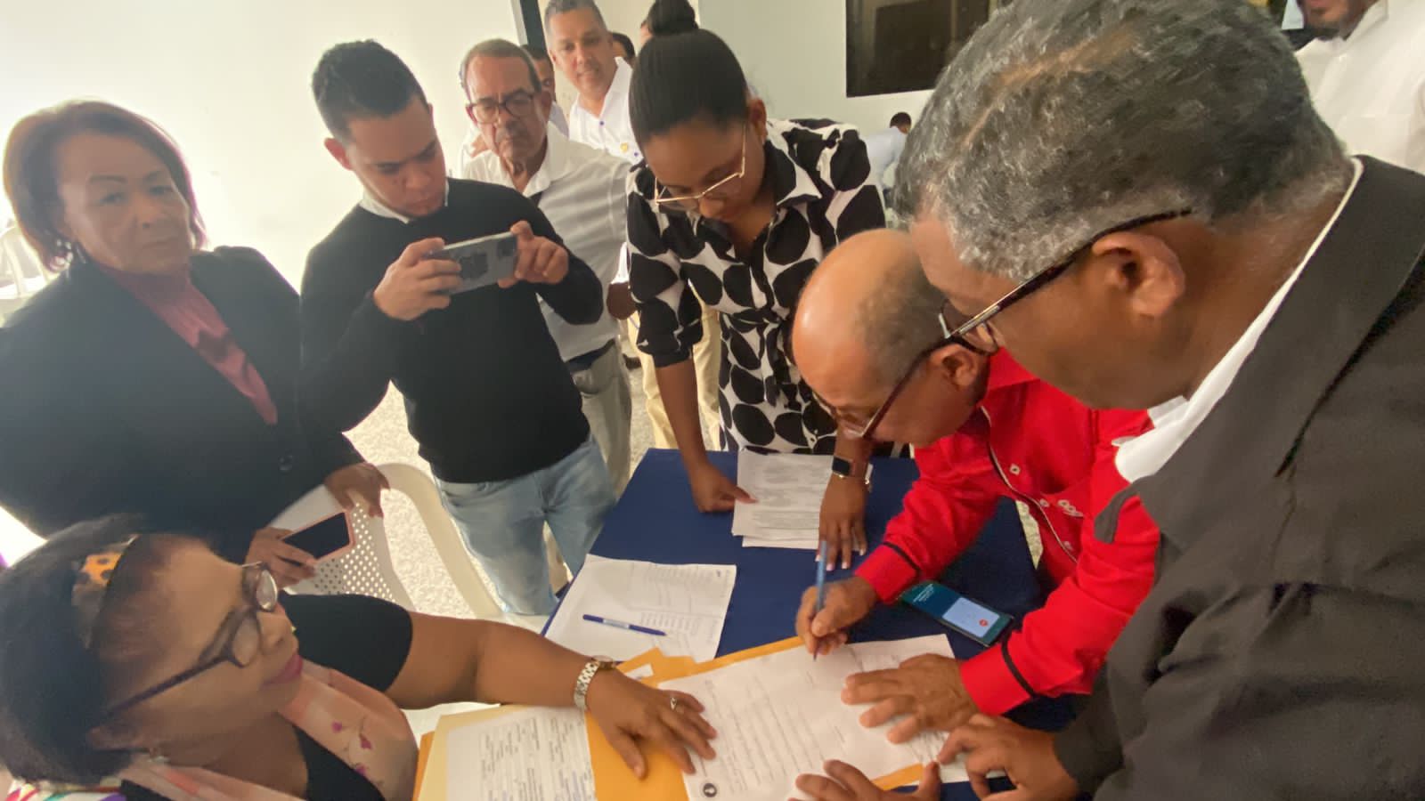 Con acto de alguacil se deposita plancha municipal en Santo Domingo Este*
