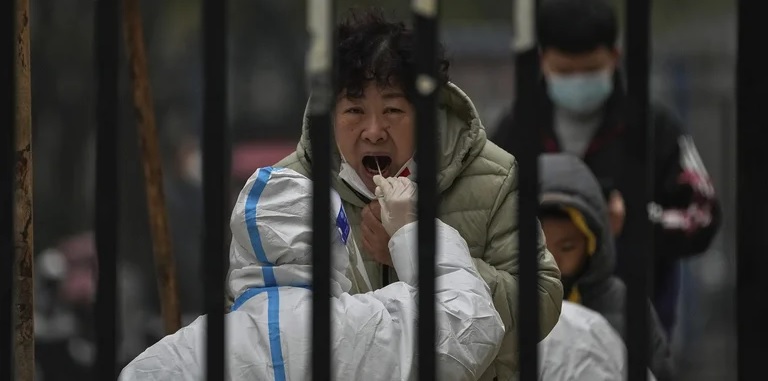 China registra nuevo r&eacute;cord casos diarios covid; crecen restricciones