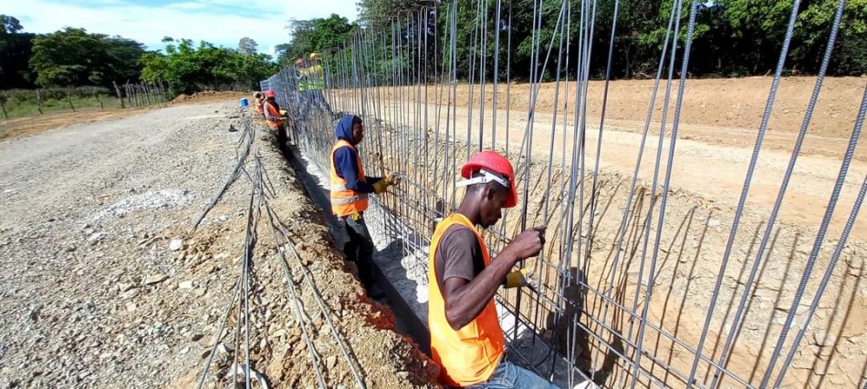 Denuncian dominicanos no son contratados en construcci&oacute;n de muro fronterizo y obras del gobierno en Dajab&oacute;n