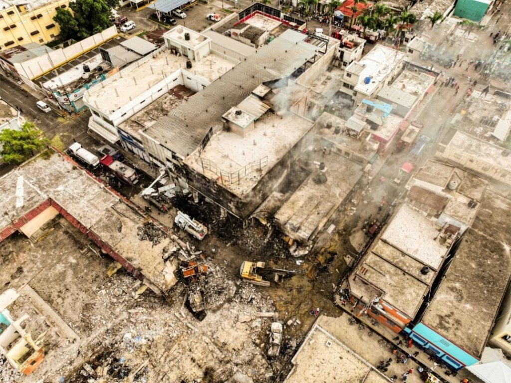 Autoridades limitan espacio a la prensa y proh&iacute;ben volar drones