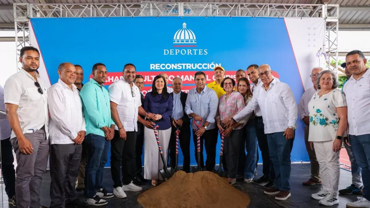 Ministro Kelvin Cruz inicia reconstrucci&oacute;n de dos multiusos en Hermanas Mirabal