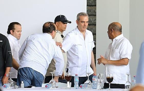 Director general del IAD participa junto al presidente Abinader en reuni&oacute;n con l&iacute;deres comunitarios de Santo Domingo Oeste