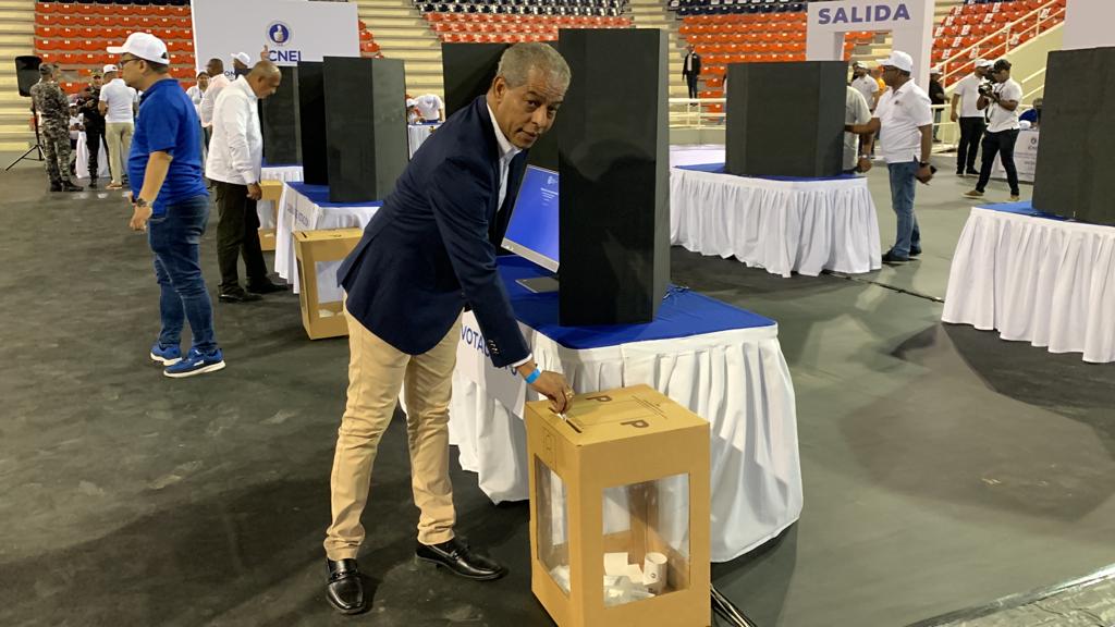 Secretario general PRM Santiago destaca &eacute;xito montaje Convenci&oacute;n Nacional, mientras acude a votar
