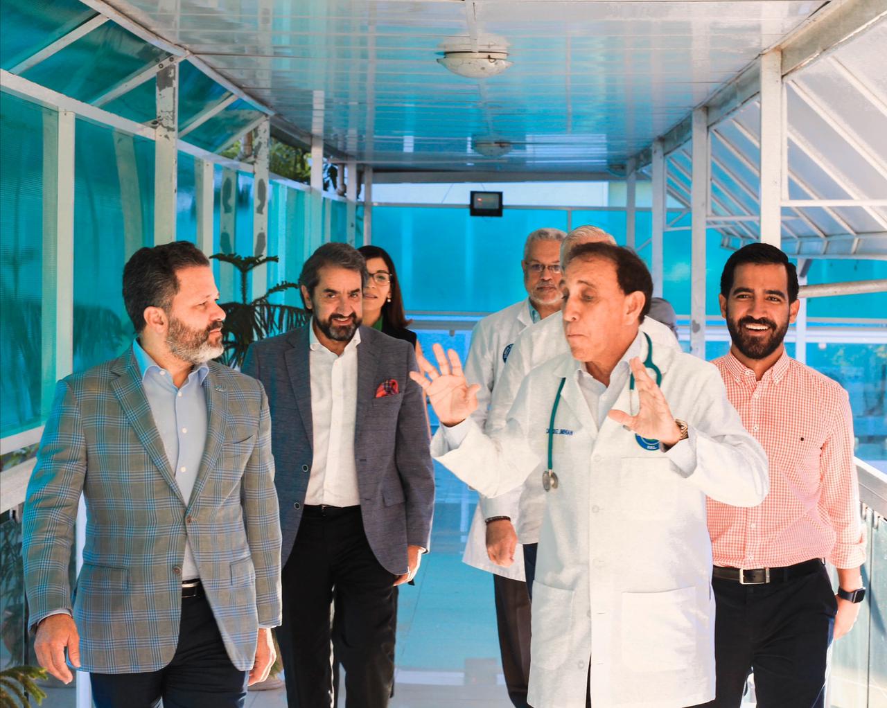 Doctor Cruz Jimini&aacute;n  recibe visita de grupo Humano Seguros