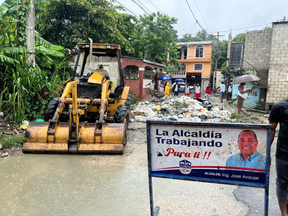 Alcald&iacute;a de Santo Domingo Oeste realiza trabajos preventivos en ca&ntilde;adas para evitar inundaciones