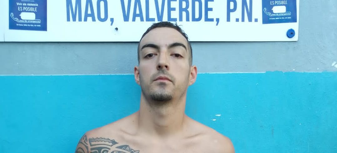 Hombre que se lanz&oacute; a canal esposado hab&iacute;a roto cristal de un negocio