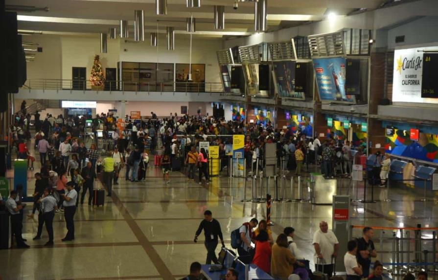 Centenares quedan varados en distintos aeropuertos del pa&iacute;s