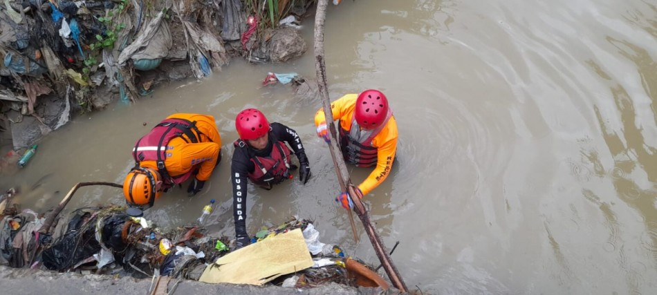Rescatan ni&ntilde;os atrapados en vivienda por desborde de ca&ntilde;ada Guajim&iacute;a