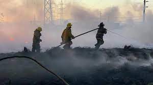 Incendio destruy&oacute; dep&oacute;sito de neum&aacute;ticos en El Almirante