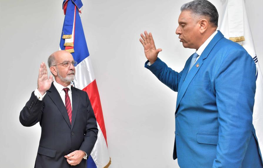 Ministro de Interior juramenta al polit&oacute;logo Daniel Pou como director del Centro An&aacute;lisis de Datos