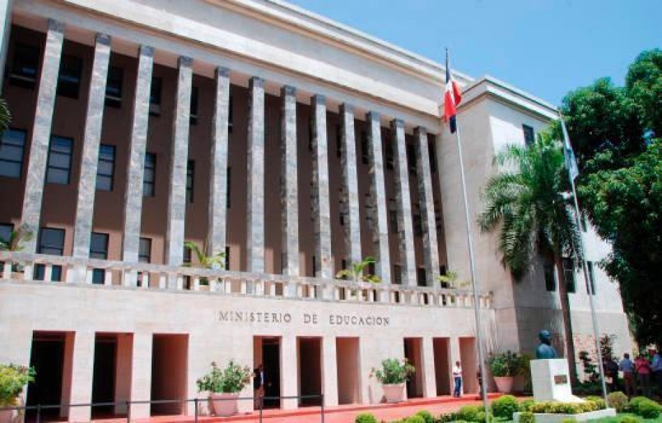 Denuncian hay maestros que no cobran desde abril