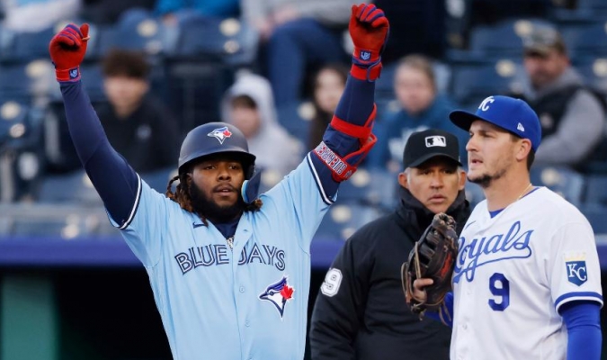 Vladimir Guerrero Jr. conecta jonr&oacute;n por segundo d&iacute;a por los Azulejos