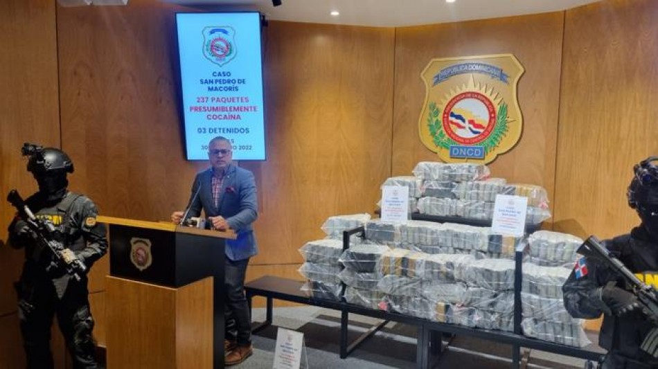 La Armada y el Ej&eacute;rcito identifican oficial superior y suboficial involucrados en alijo de 237 paquetes de coca&iacute;na