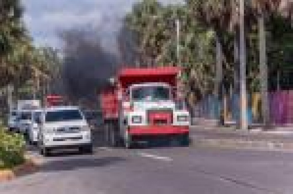 Cami&oacute;n estuvo punto de caer al mar Caribe al accidentarse en el Malec&oacute;n