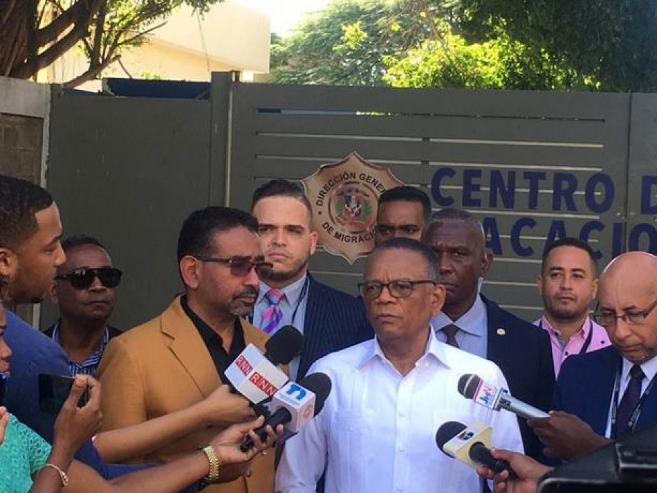 Migraci&oacute;n desautoriza carn&eacute;s para haitianos