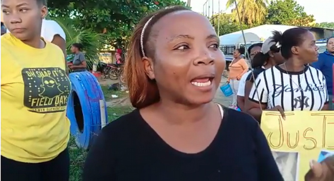 Familiares de madre de reci&eacute;n nacida raptada en Maternidad de Los Mina realizan protesta