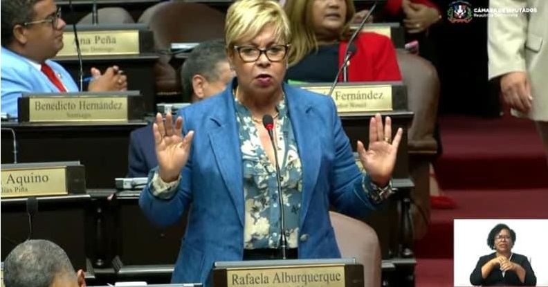 Lila critica diputadas que van a la sesi&oacute;n &laquo;en tenis y mini faldas&raquo;