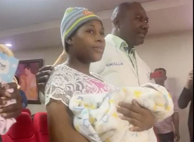 Madre de la beb&eacute; raptada la recibe con gran emoci&oacute;n