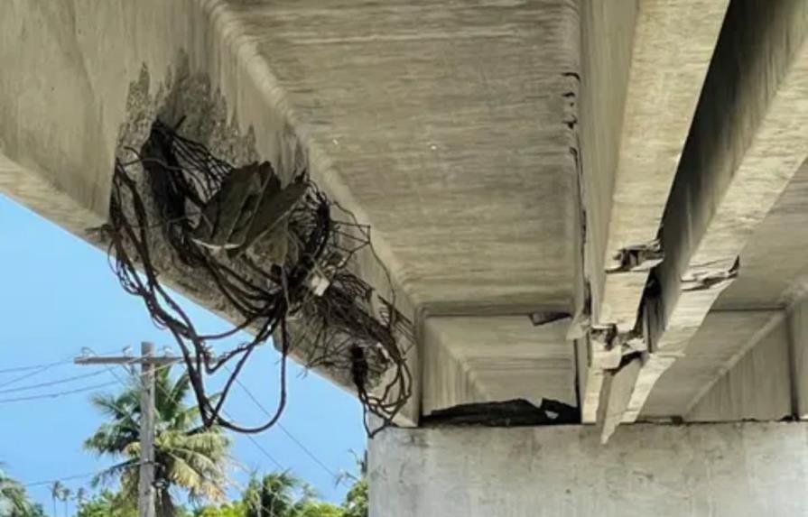 Denuncian puente peatonal del Soco en San Pedro de Macor&iacute;s podr&iacute;a colapsar