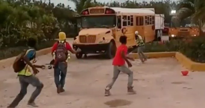 Haitianos ilegales atacan a pedradas a agentes de Migraci&oacute;n